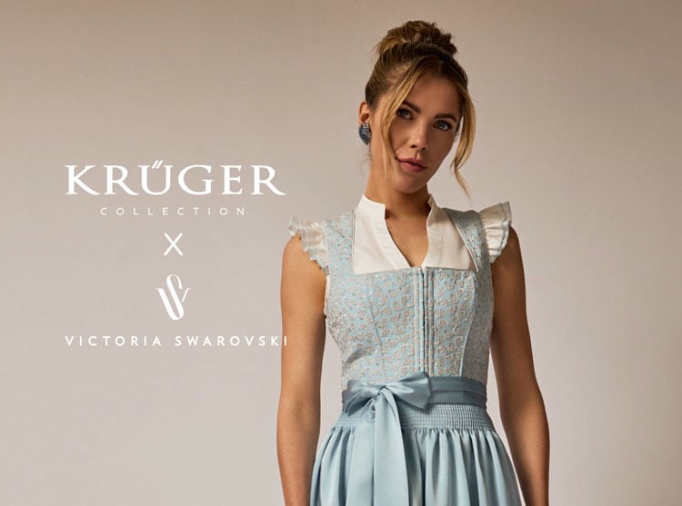 Victoria Swarovski draagt een lichtblauwe dirndl met koi-details en een bijpassende dirndlblouse met vleugelmouwen uit haar eigen collectie.