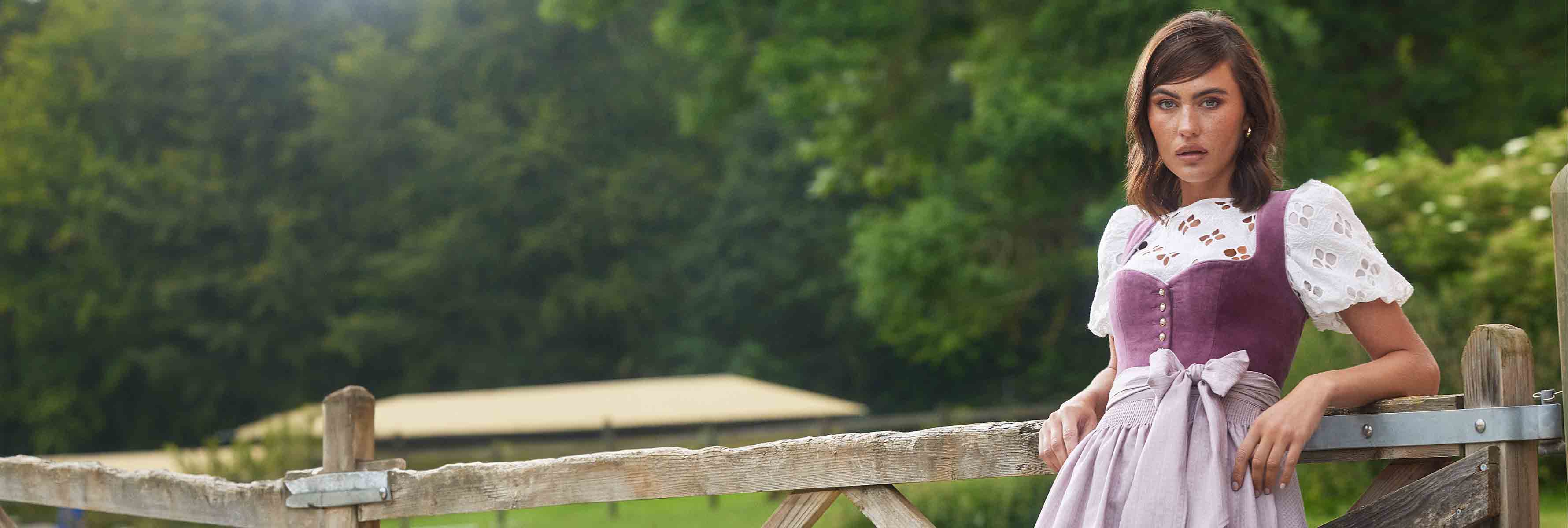 Dirndl met V-hals Dirndl met V-hals
