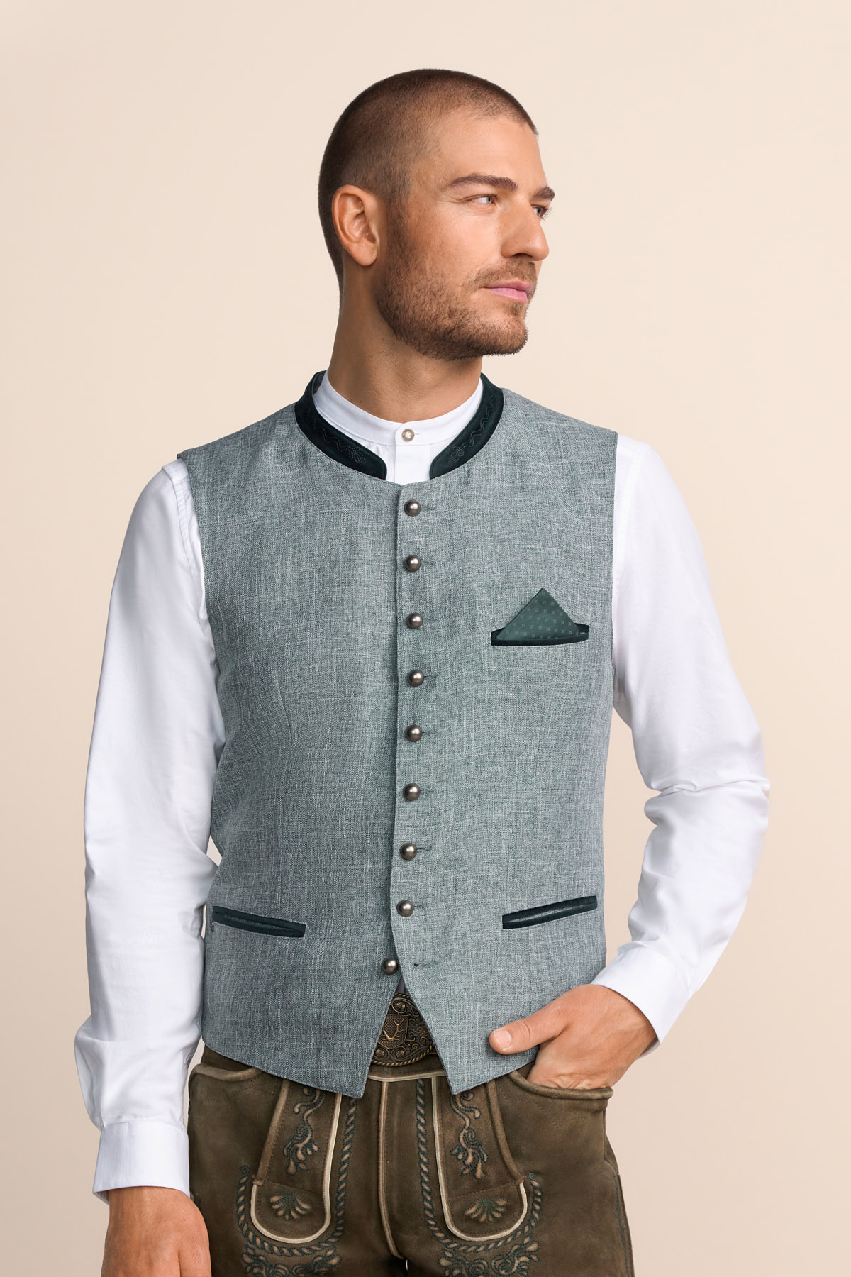 Trachten vest Davis