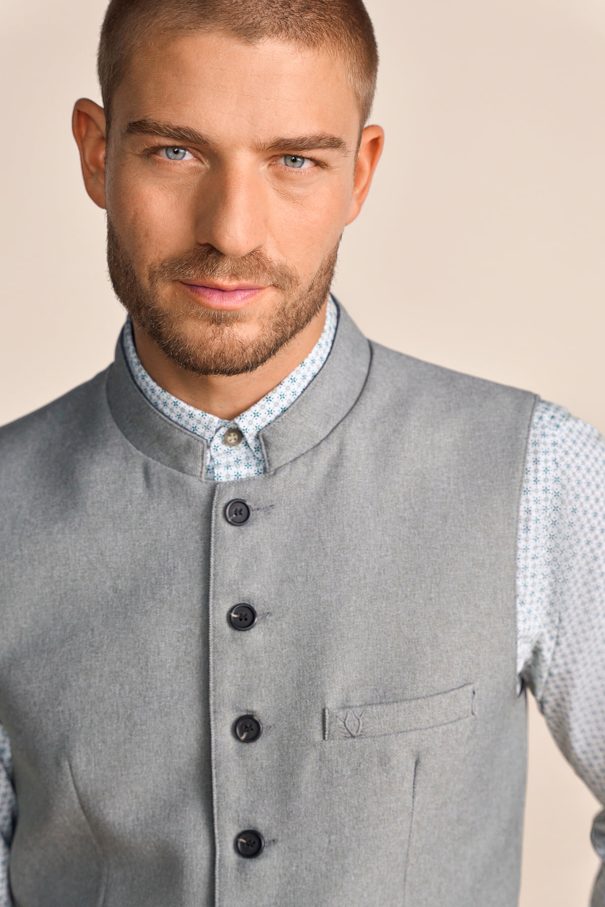 Trachten vest Ravin