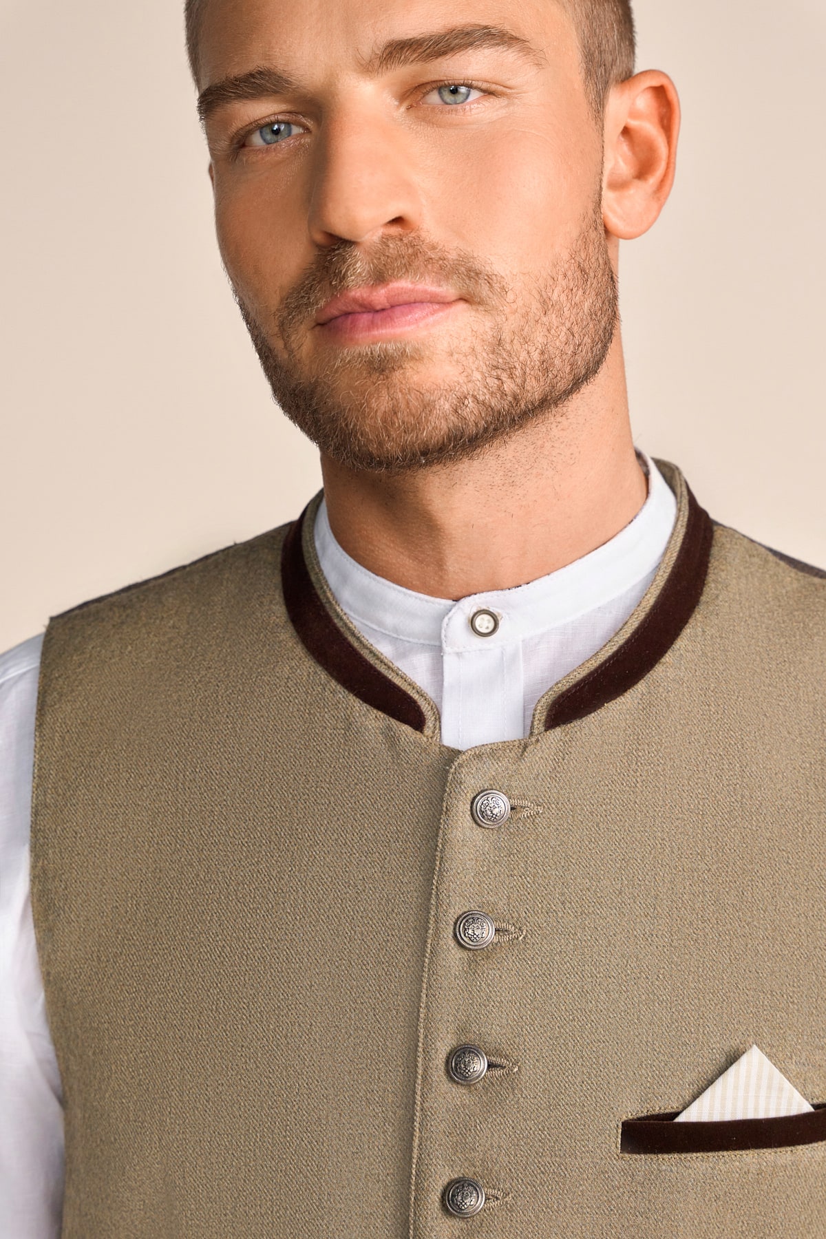 Trachten vest Perry