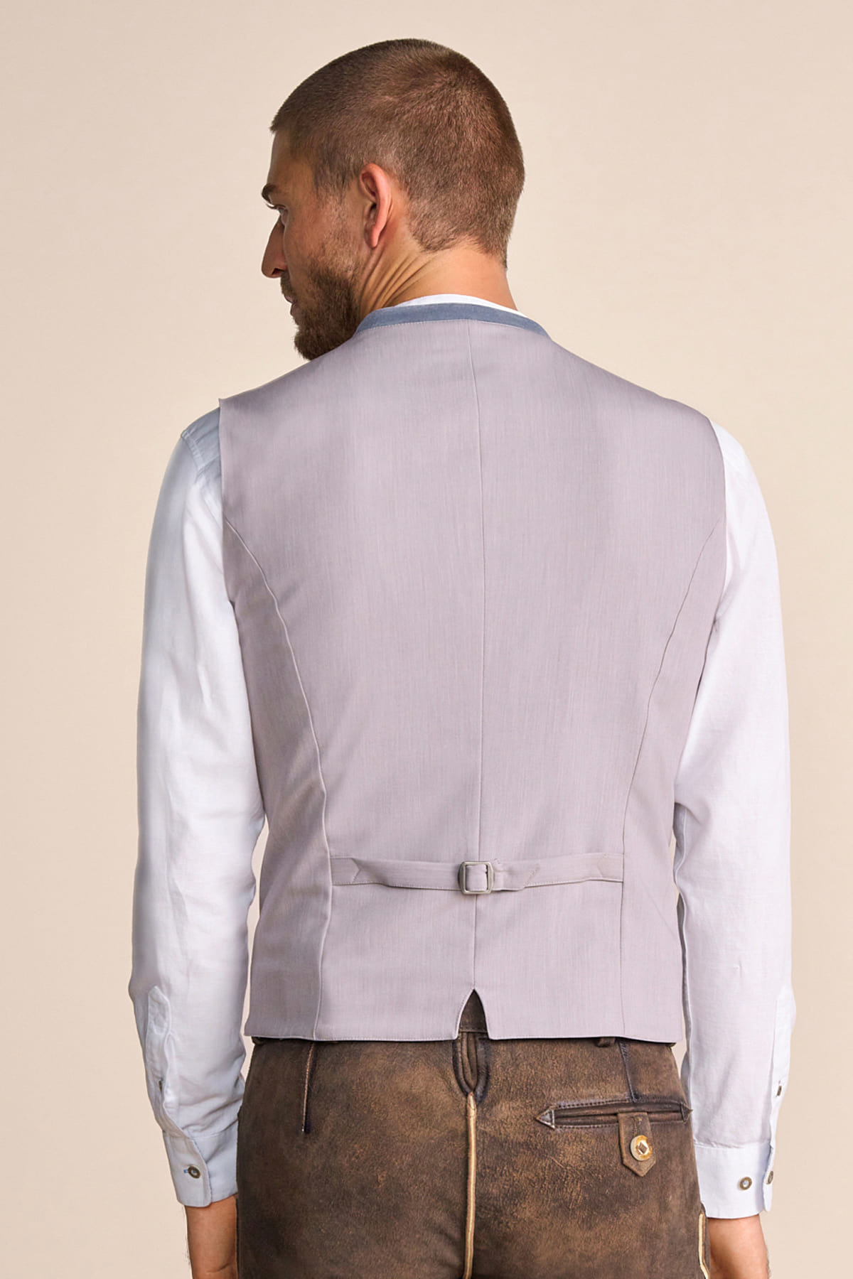 Trachten vest Junis