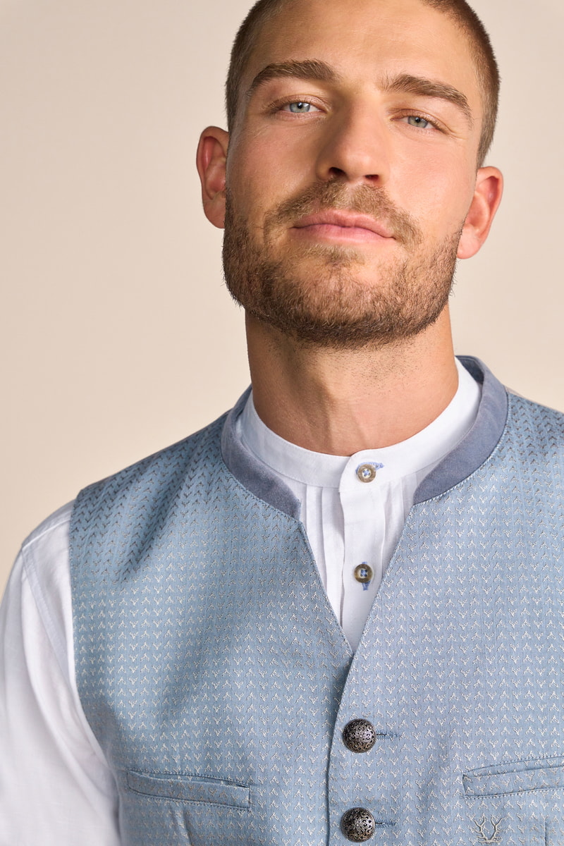 Trachten vest Junis