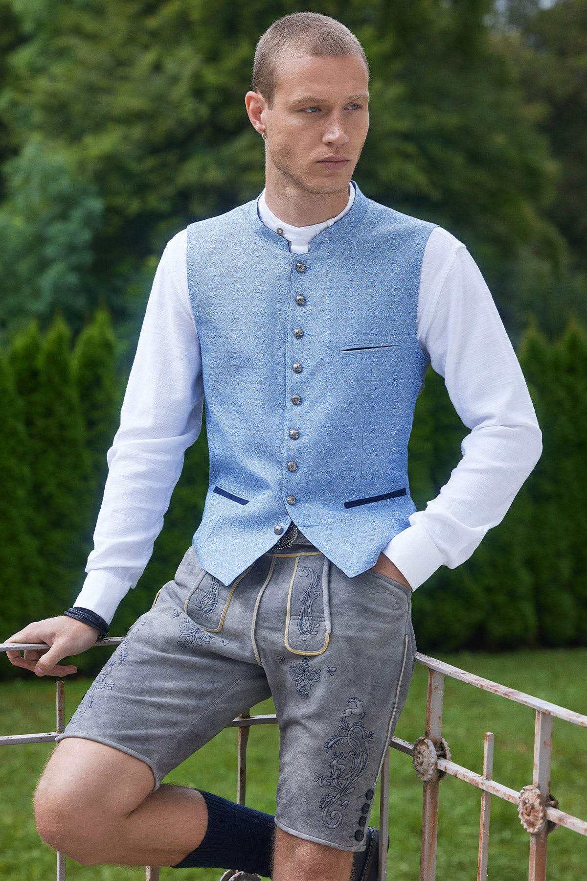 Trachten vest Adnan